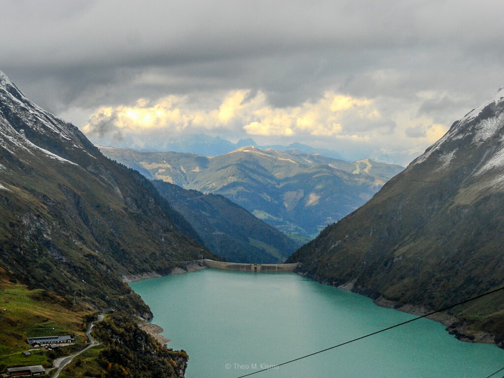 Panoramablick über den Mooserboden Stausee und das Tal bei Kaprun