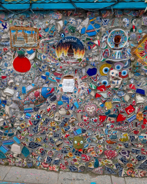 Bunte Mosaikwand mit vielen kleinen Objekten und Istanbul-Motiv
