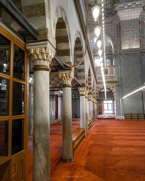 Arkaden und Säulenreihe im Innenraum einer historischen Moschee in Istanbul