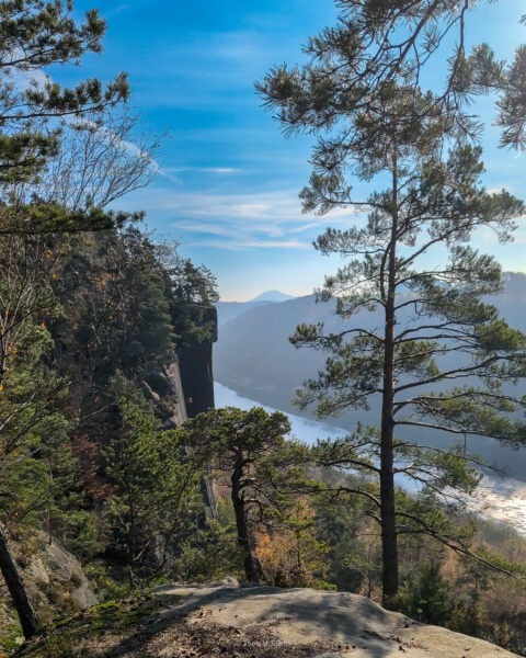 Sandsteinstufen am Obrigensteig zwischen Felswänden