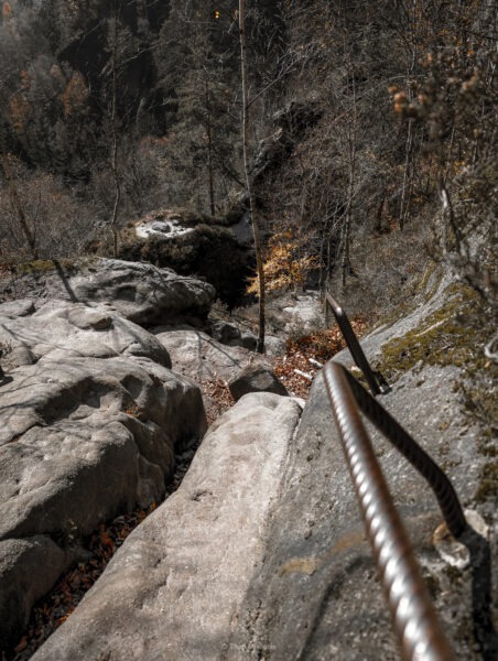 Drahtseil am Rotkehlchensteig in steilem Gelände