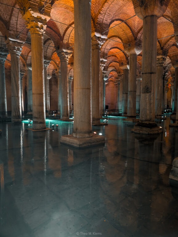 Säulenhalle der Yerebatan-Zisterne in Istanbul mit spiegelndem Wasserboden