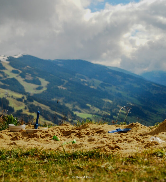 Sandkasten auf einer Alm mit Blick ins Tal bei Viehhofen