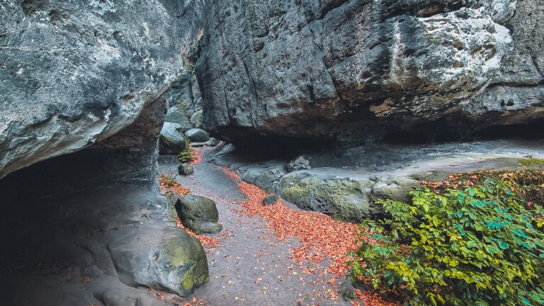 Felsspalten der Sächsischen Schweiz – Wege zwischen Sandsteinfelsen Sandstein in der Sächsischen Schweiz, am Kuhstall