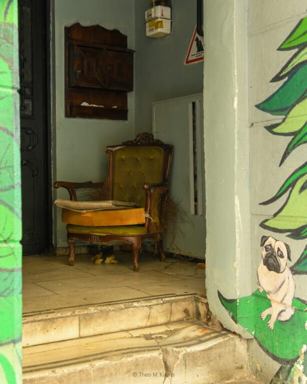 Eingang mit Sessel und Wandmalerei in einem Haus in Istanbul