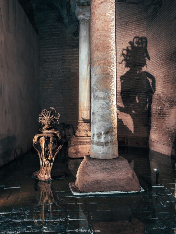 Schattenfigur zwischen Säulen im Wasser der Yerebatan-Zisterne in Istanbul