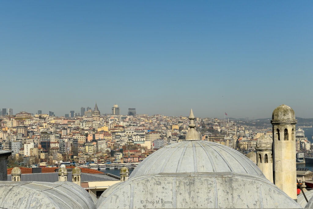 Istanbul Skyline mit Galataturm, dicht bebauten Häusern und Blick Richtung Bosporus