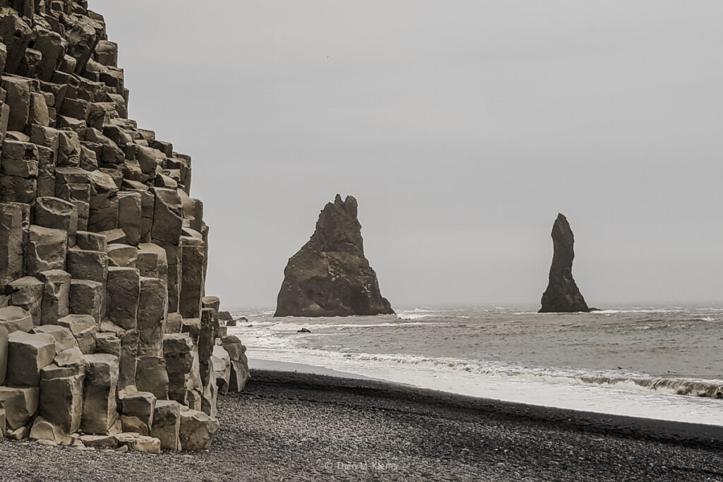 Schwarzer Sandstrand im Süden Islands