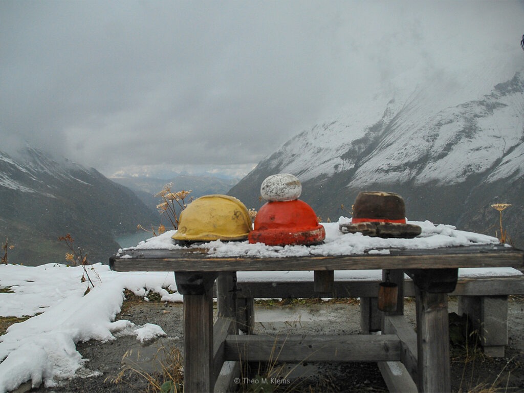 drei Hüte auf einem Tisch im Schnee am Mooserboden Stausee