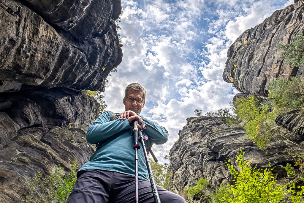 Faltbare Carbon-Wanderstöcke im Einsatz auf Sandstein im Elbsandstein