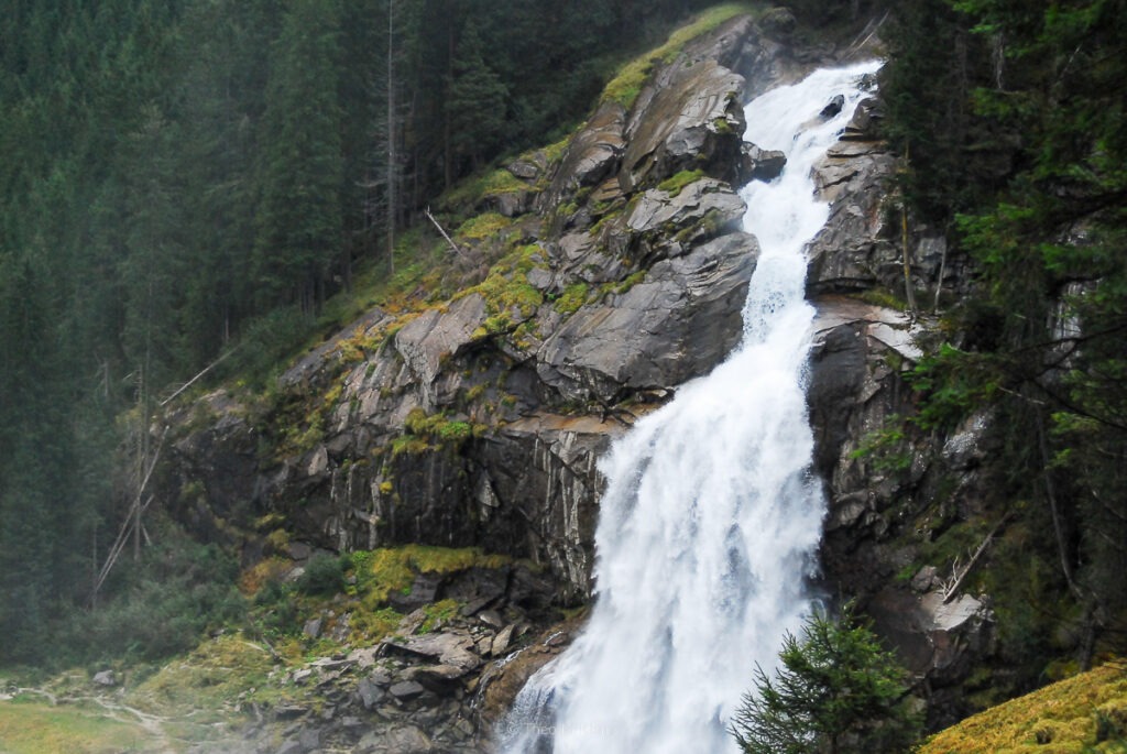 Wasser findet seinen Weg zwischen Felsen und Stufen
