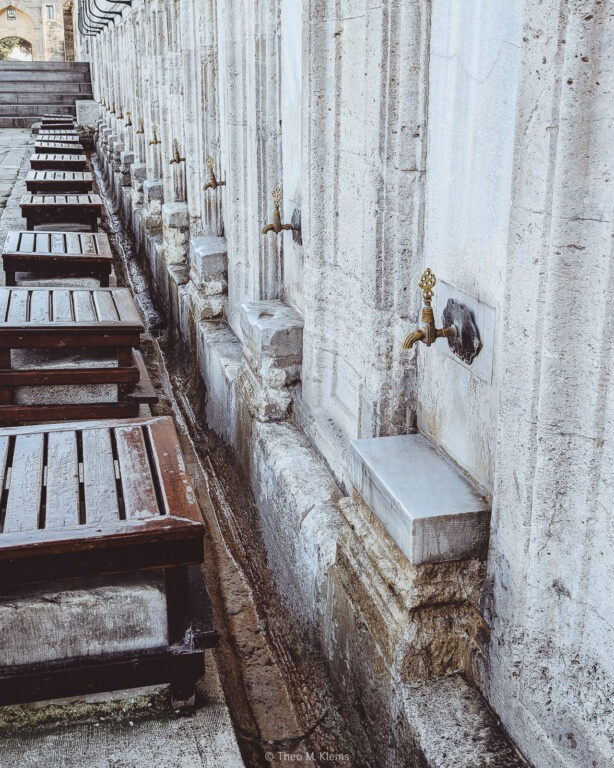 Reihe von Wasserhähnen und Sitzplätzen für rituelle Waschungen in einer Moschee in Istanbul