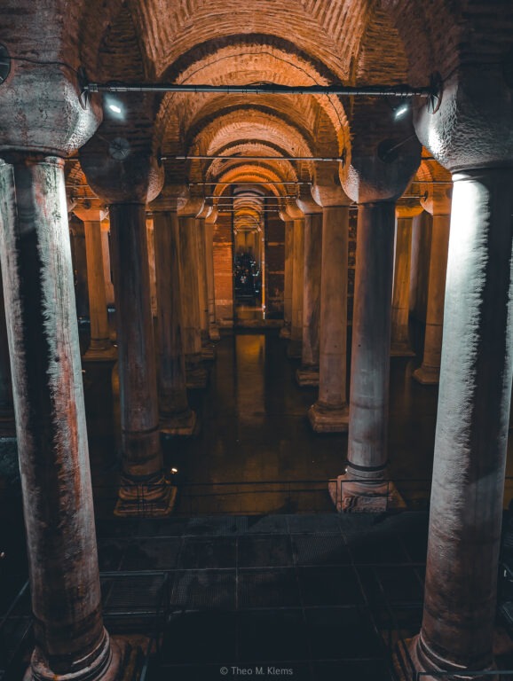  Säulenhalle der Yerebatan Zisterne mit Wasser und warmem Licht in Istanbul