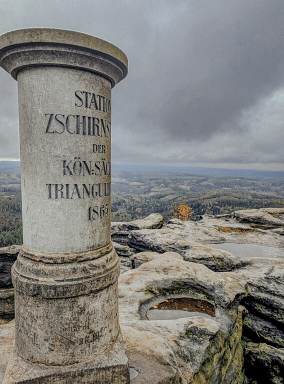 Blick vom Großen Zschirnstein in die Böhmische Schweiz bei bewölktem Himmel