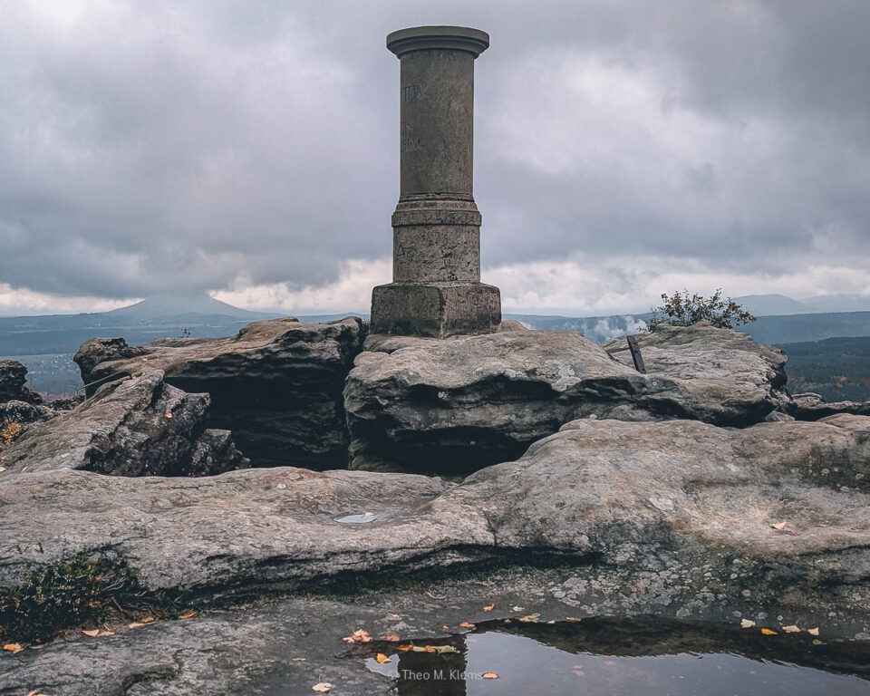 Großer Zschirnstein Tafelberg in der Sächsischen Schweiz mit weitem Panorama