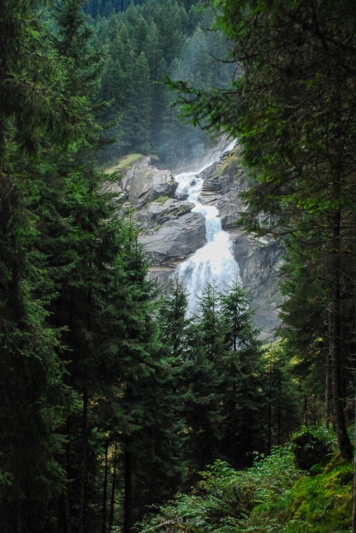Wasserfall zwischen dichten Bäumen der Krimmler Wasserfälle